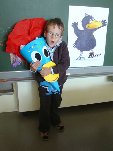 Anlicken zum Maximieren : Luca mit Schultüte bei der Einschulung am 22.9.2006 Hier sollte das große Bild erscheinen : Luca mit Schultüte bei der Einschulung am 22.9.2006